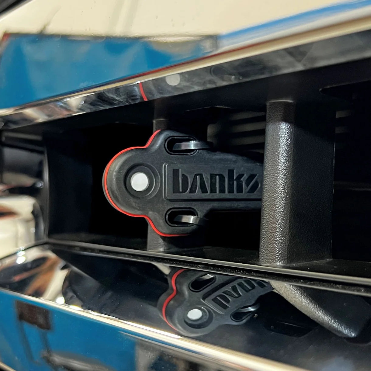 AirMouse® sensor module Turns your Banks iDash into a portable weather station and airflow evaluation tool. Front View