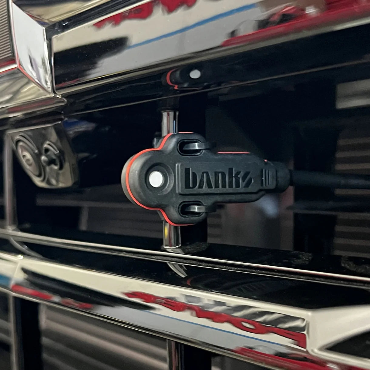 AirMouse® sensor module Turns your Banks iDash into a portable weather station and airflow evaluation tool. Front View