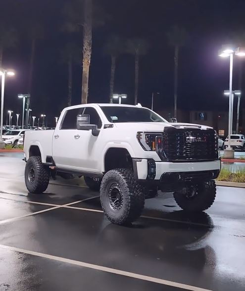 CST 20-25 GM 2500 / 3500 4wd Diesel | 10″ Stage 3 Suspension System Front View