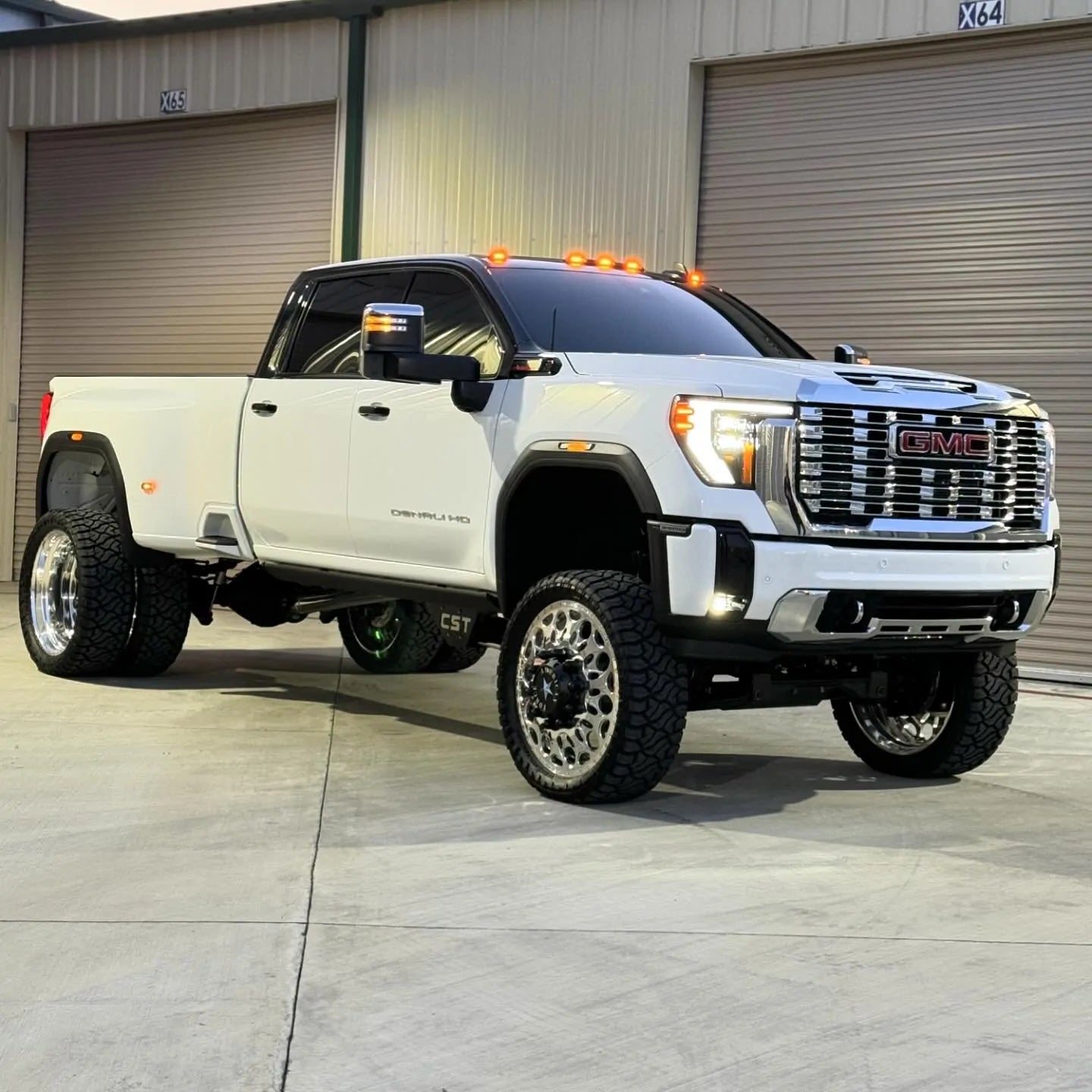 CST 20-25 GM 2500 / 3500 4wd Diesel | 10″ Stage 3 Suspension System Front View