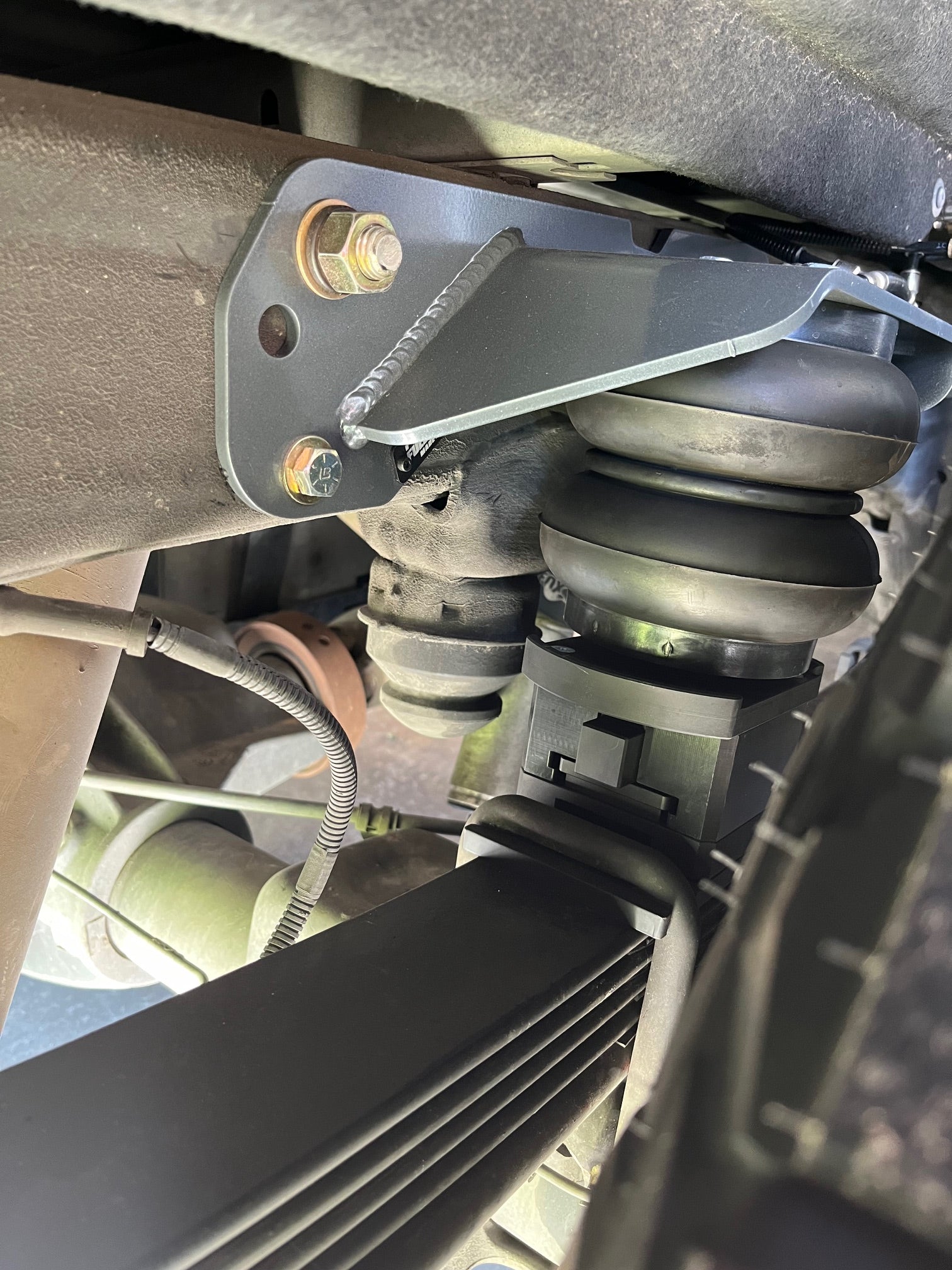 2011-2019 GM/CHEVY 2500/3500 Air Bag Kit Front View