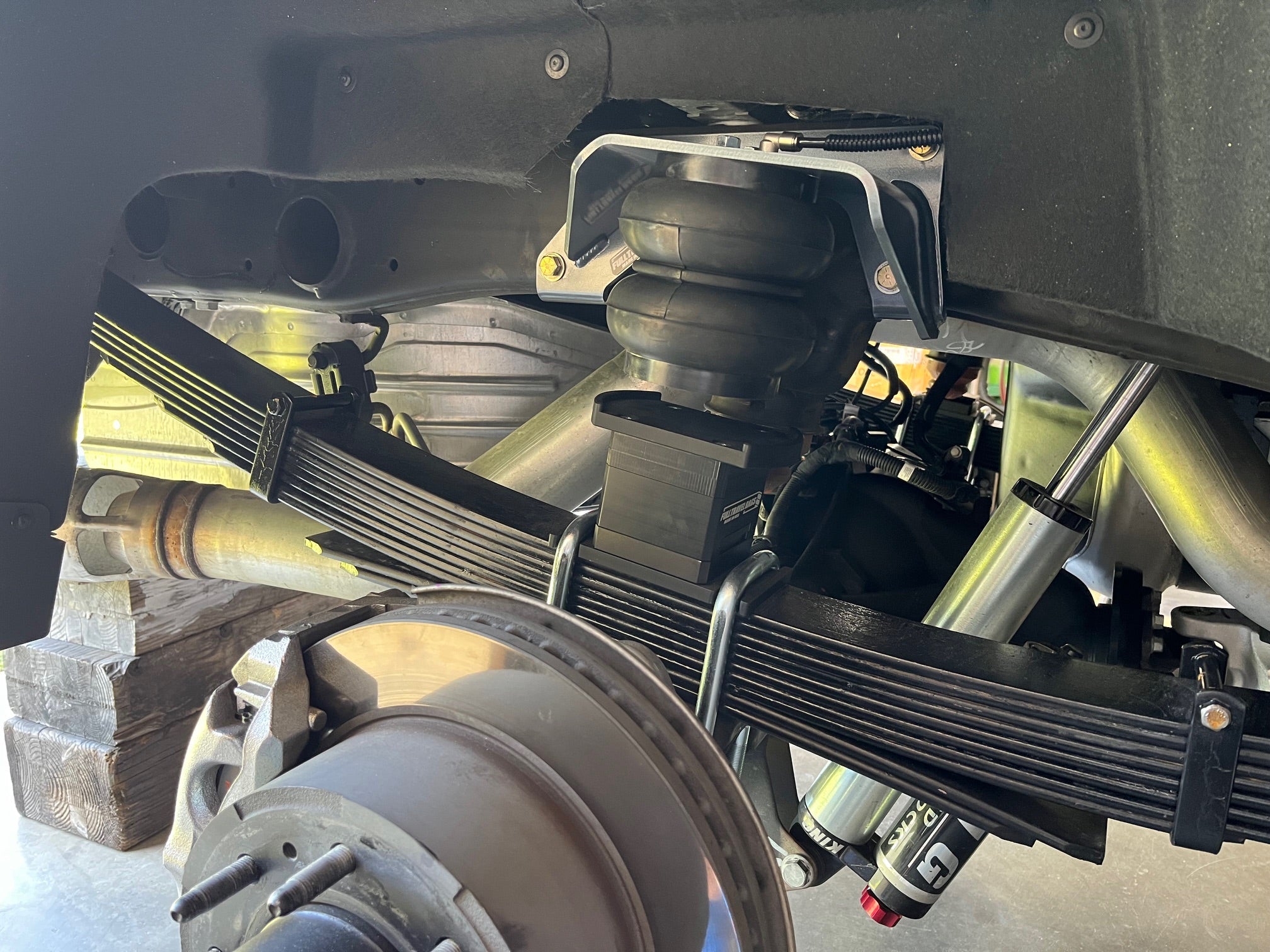 2020+ GM/CHEVY 2500/3500 Airbag Kit Front View