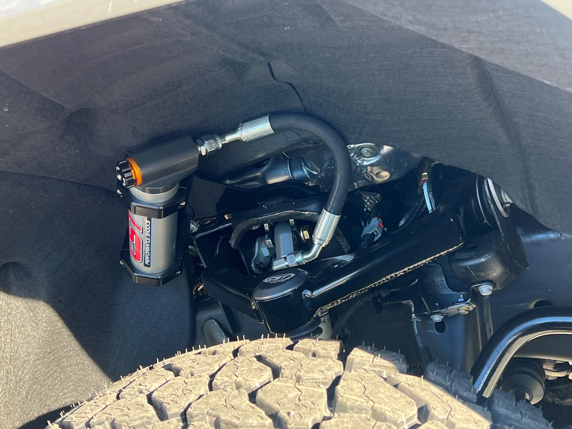 CST 2020-25 HD 2500 / 3500 | CST Pro-Series 2.5 Shock Systems (w/ CDA) Front View