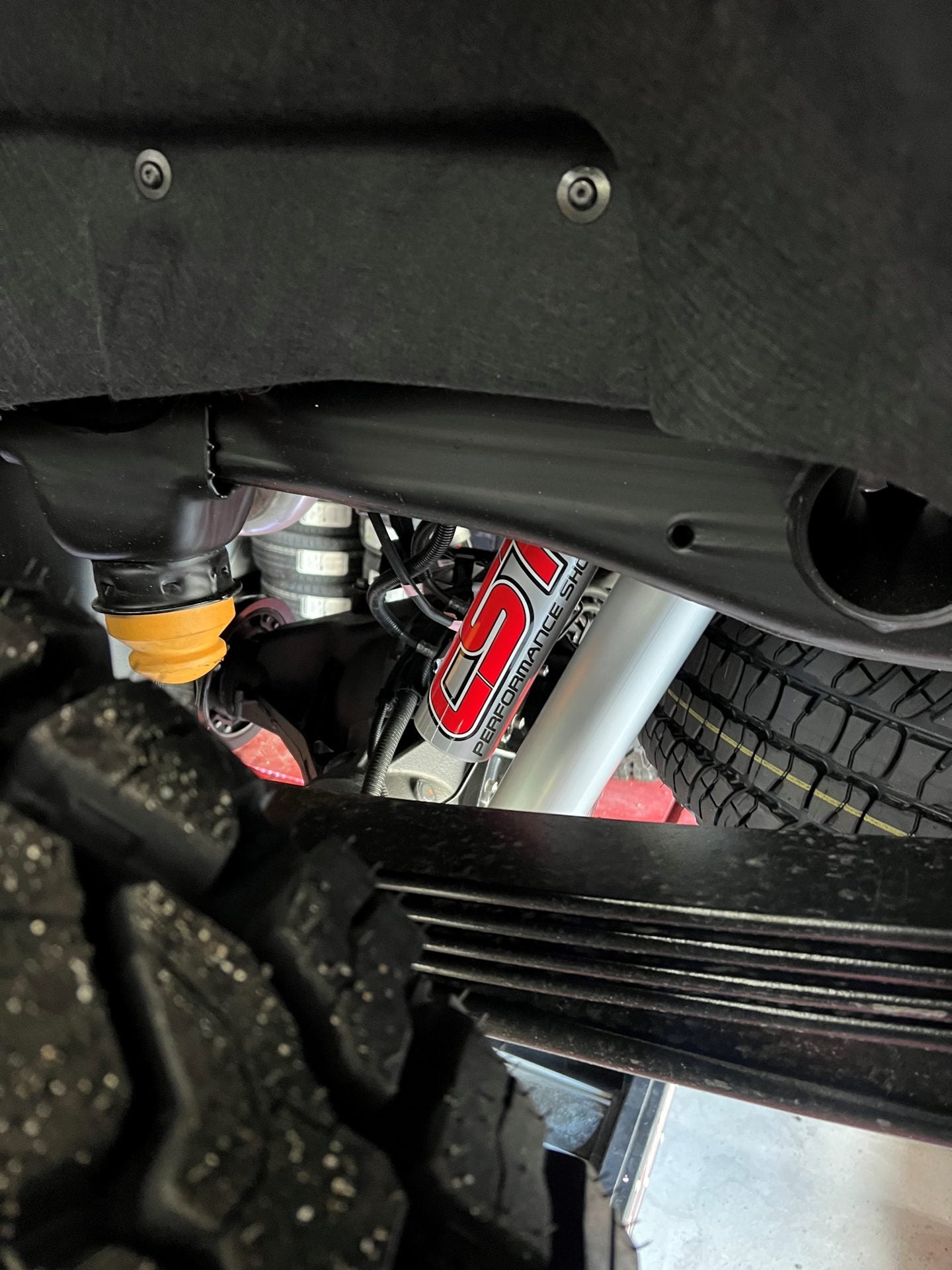 CST 2020-25 HD 2500 / 3500 | CST Pro-Series 2.5 Shock Systems (w/ CDA) Front View