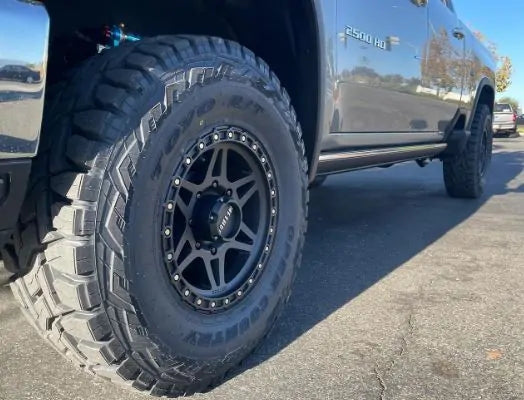 2011+ GM 2500/3500HD King-Series Leveling Kits | Stage 3 Suspension System w/ King 2.5 Remote Res. Shocks Front View