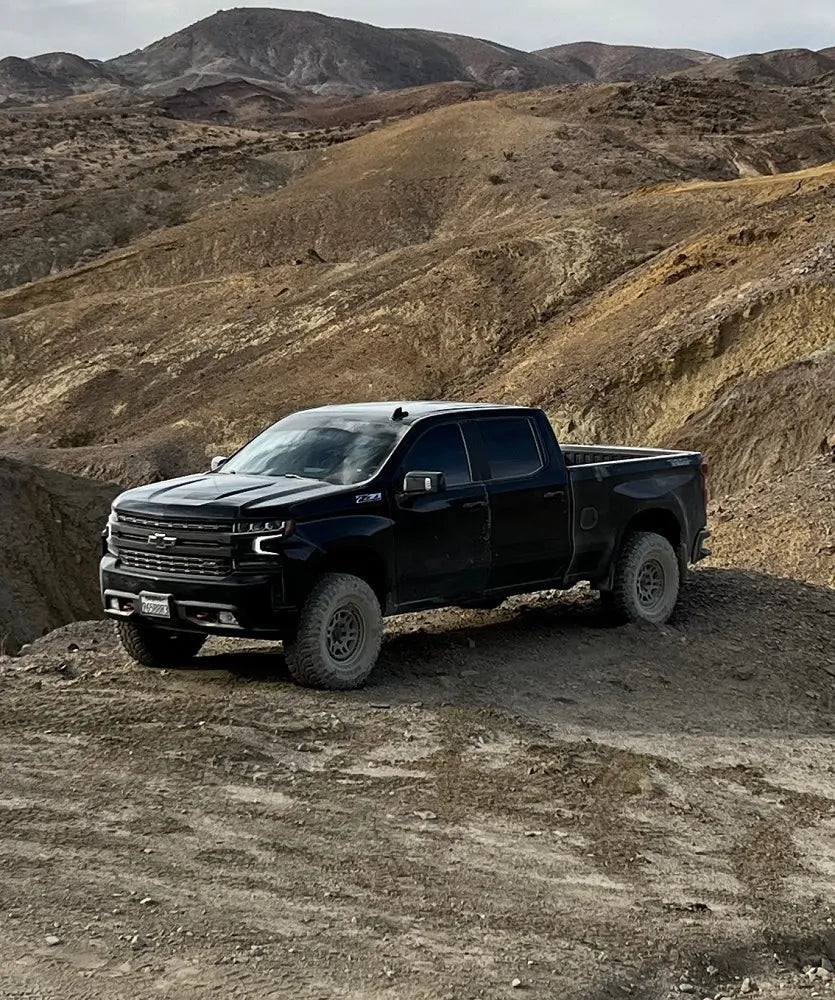 CST 2019-2024 1500 TrailBoss & AT4 4WD | FOX 2.5 Elite Series Leveling Kit Front View