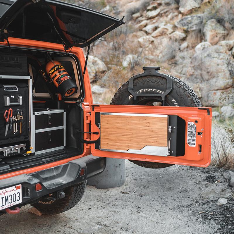 '18-23 Jeep Wrangler JL/JLU Goose Gear Tailgate Table Display in Vehicle