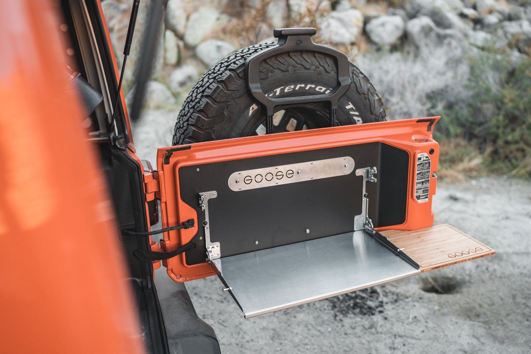 '18-23 Jeep Wrangler JL/JLU Goose Gear Tailgate Table Display in Vehicle