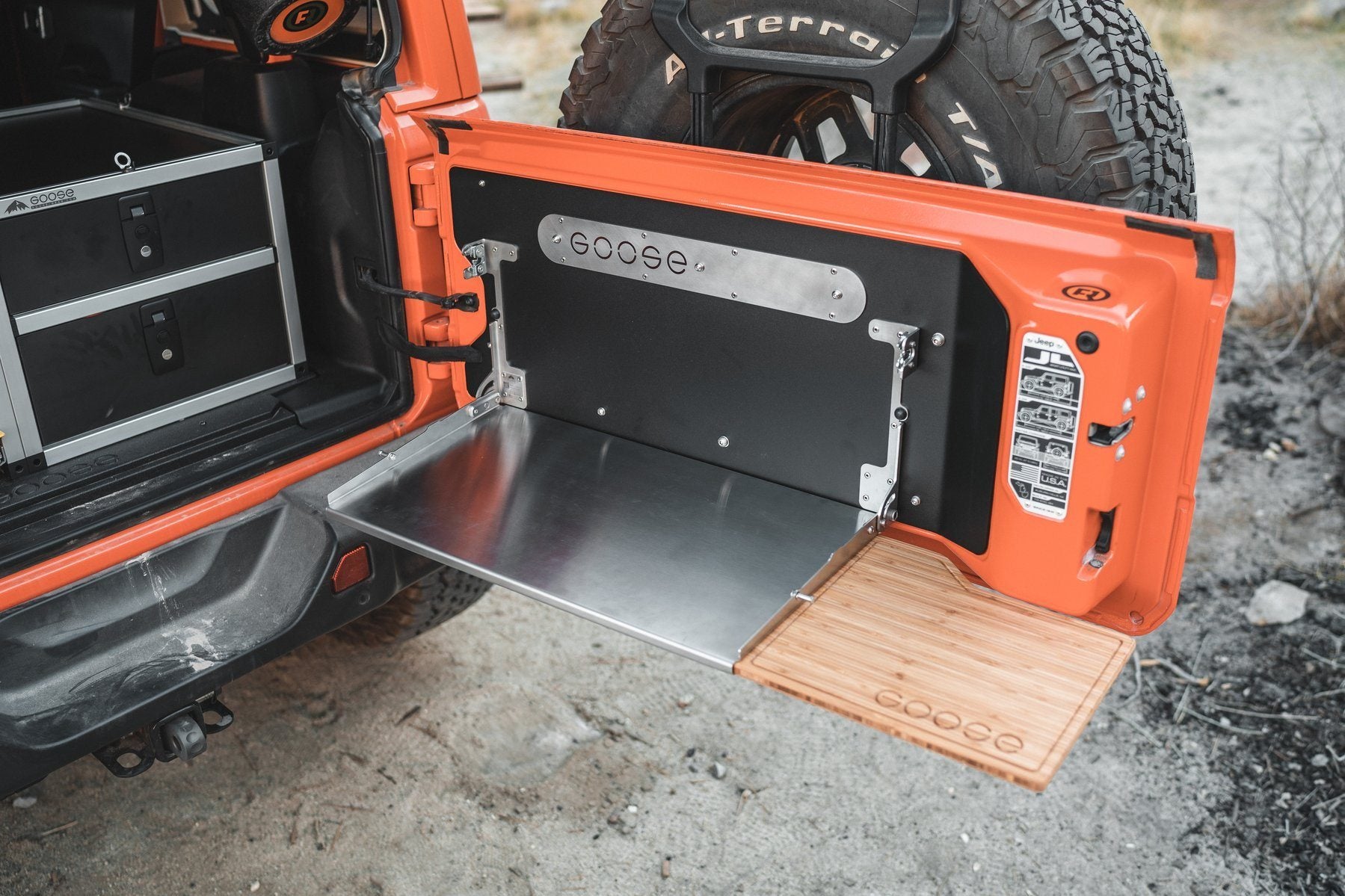 '18-23 Jeep Wrangler JL/JLU Goose Gear Tailgate Table Display in Vehicle