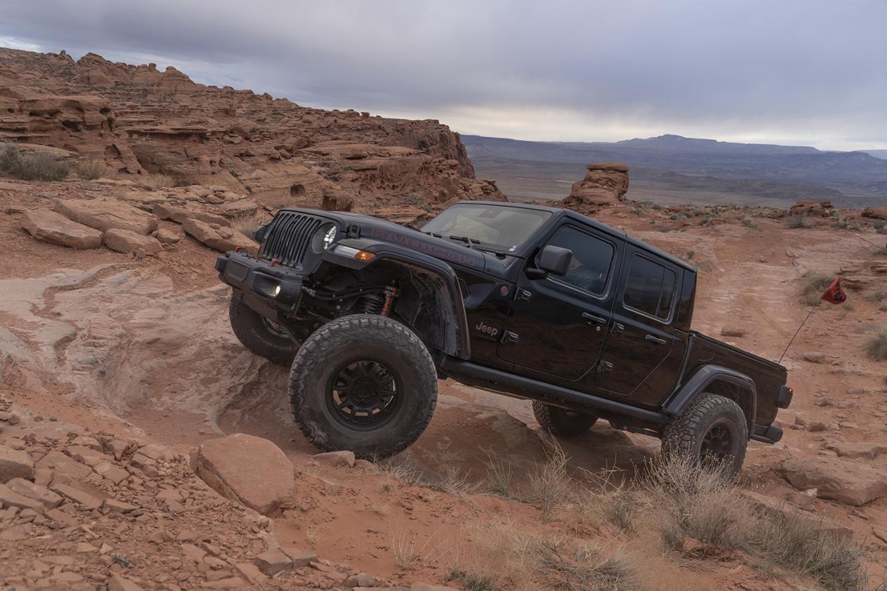 '20-23 Jeep Gladiator Fox Factory Race Series 2.0 IFP Front Bump Stops Display on Vehicle