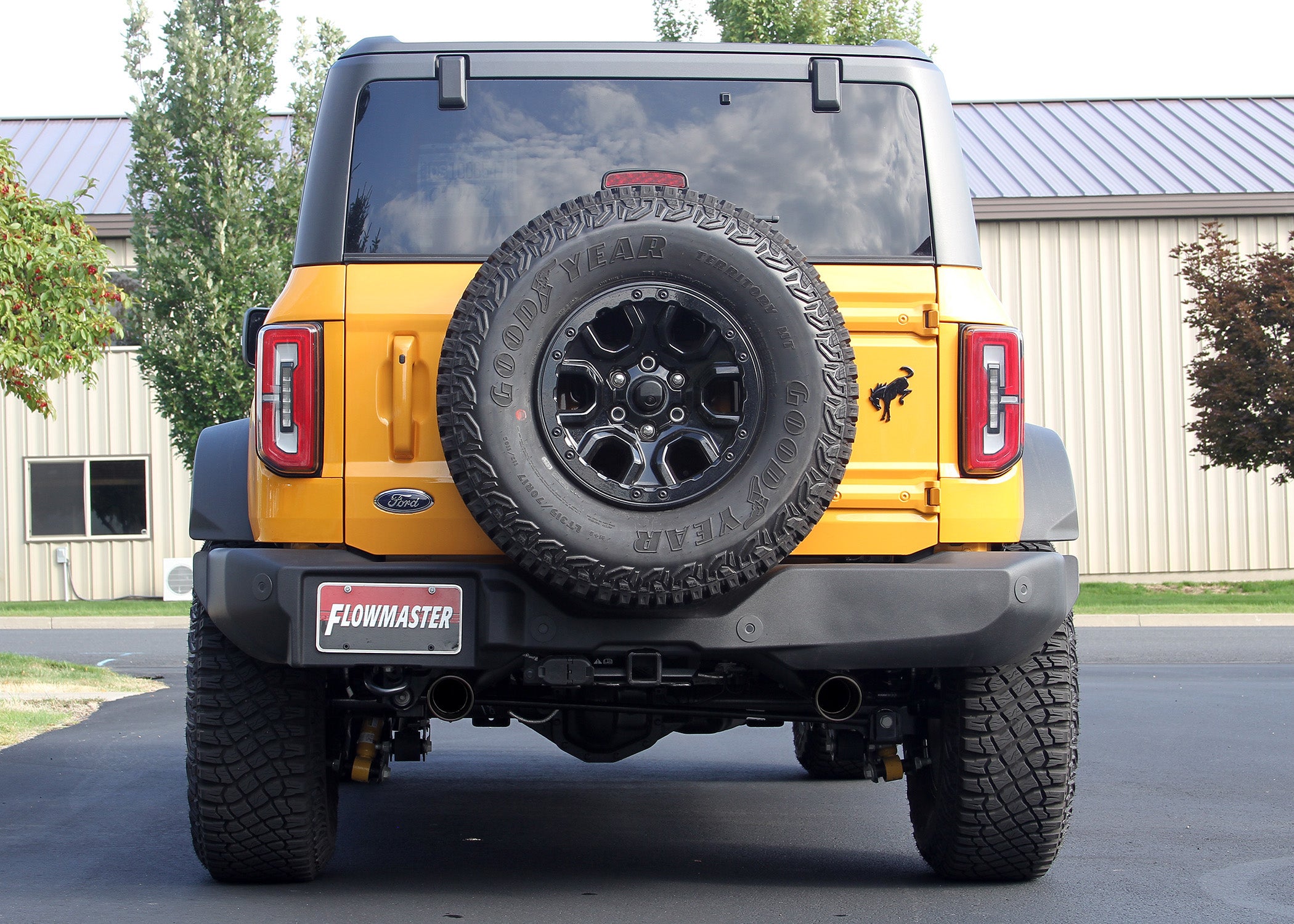 '21-23 Ford Bronco Flowmaster Outlaw Axle-Back Dual Exit Exhaust System Display on Vehicle
