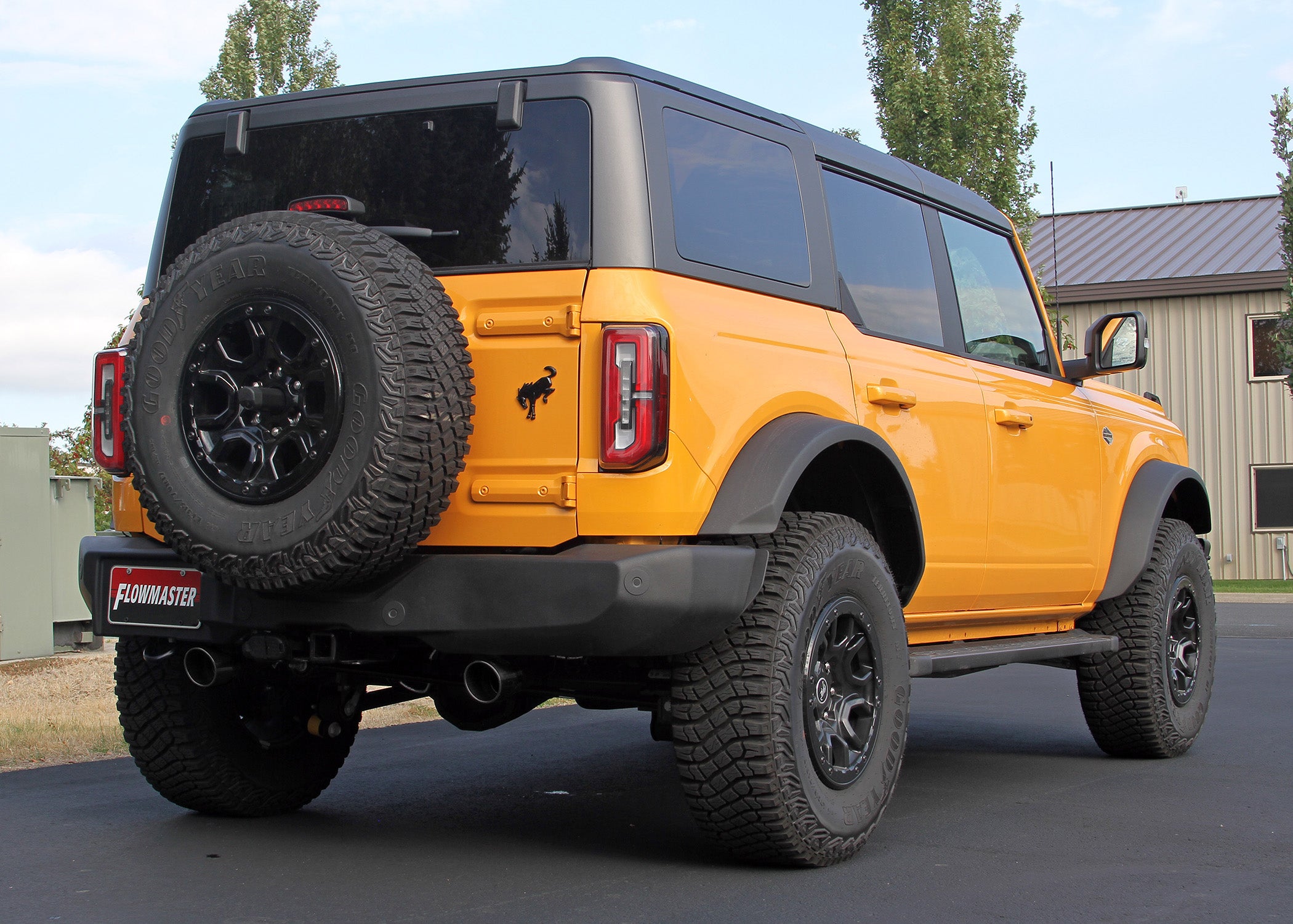 '21-23 Ford Bronco Flowmaster Outlaw Axle-Back Dual Exit Exhaust System Display on Vehicle