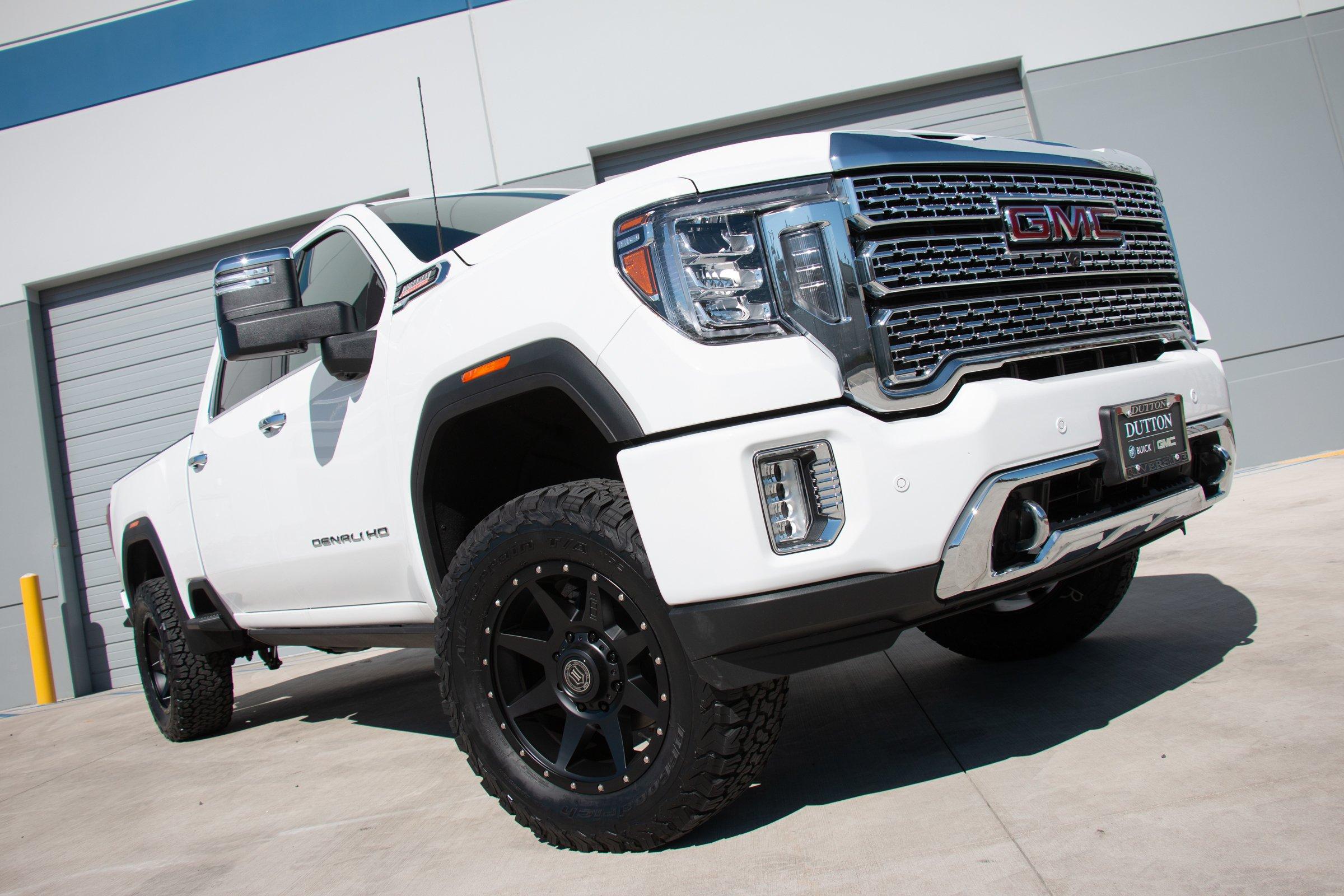 Rebound | 20" Wheel Close-up Satin Black Display on Vehicle