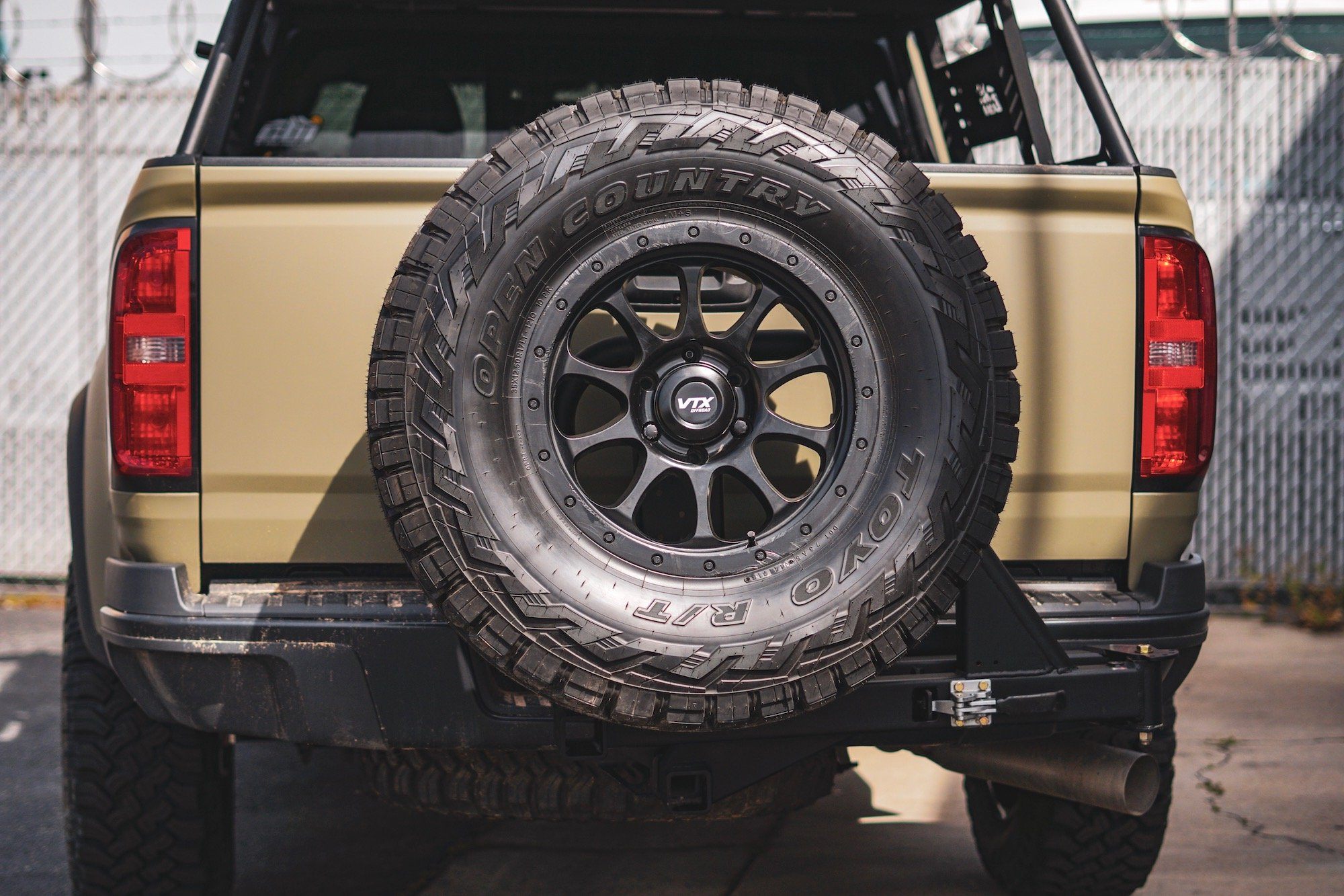 UltraSwing Hitch Carrier Multi-Fit Tiregate RIGd Supply display