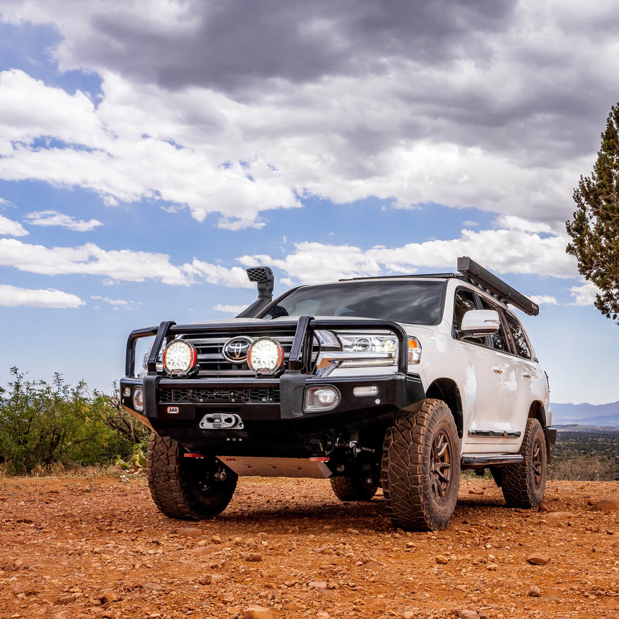 ARB '16-21 LC200 ARB Front Summit Bumper Display on Vehicle (Angled View)