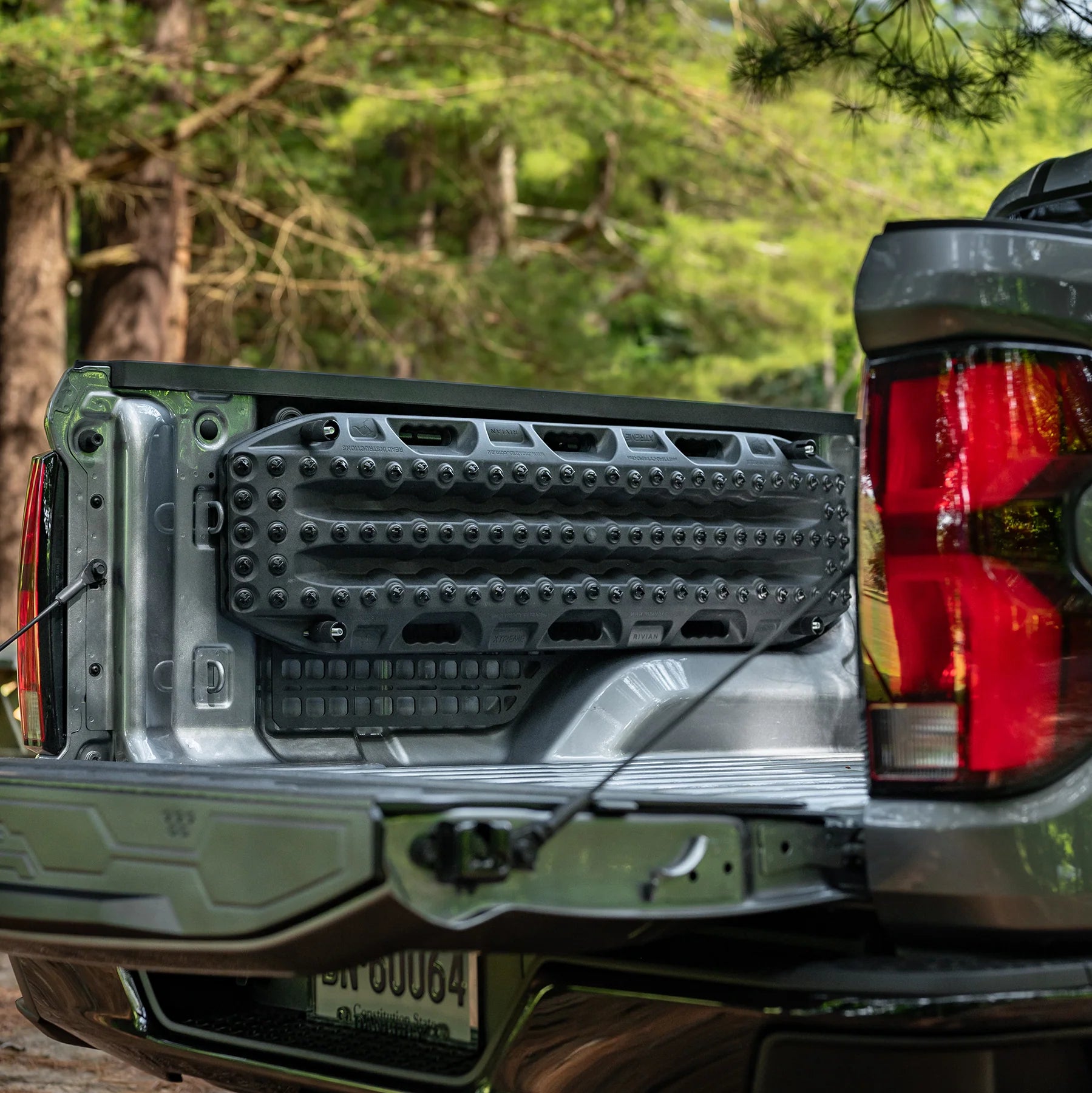 '23+ Colorado/Canyon Bedside Rack Molle Panel System Display in Vehicle 
