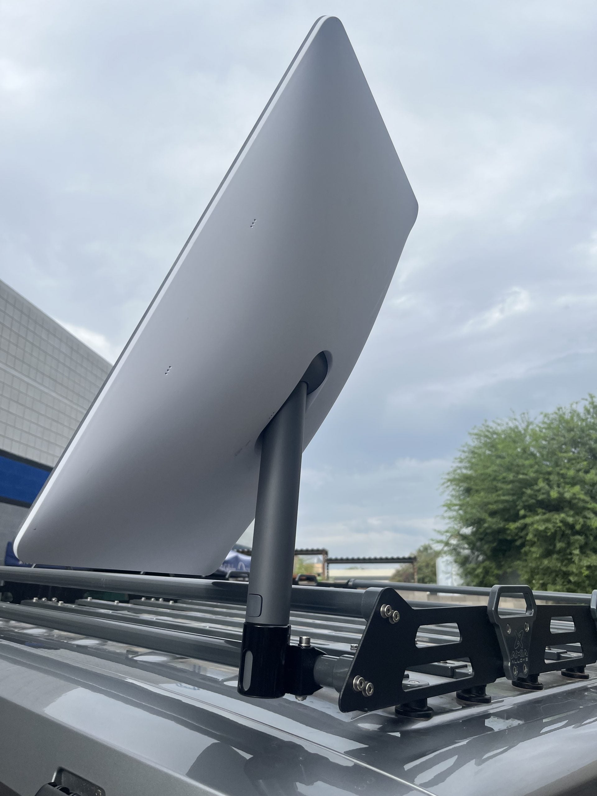 Starlink RV Ladder / Tubing Mount – Dishy Front View