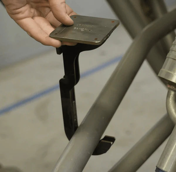 AGM | Universal Hook Side View Black