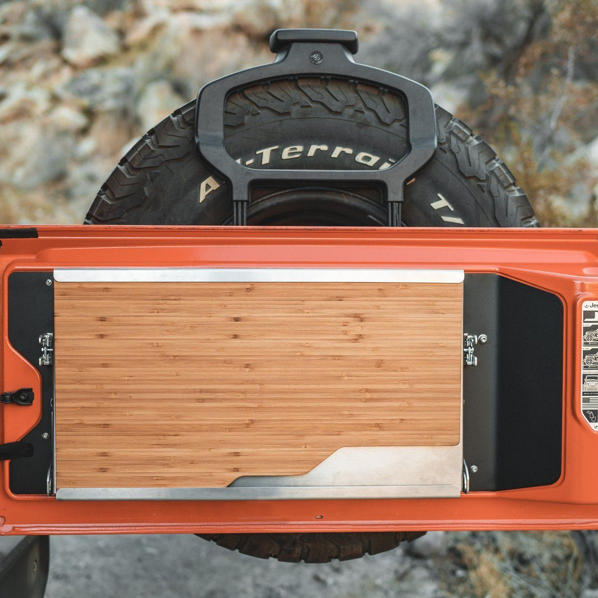 '18-23 Jeep Wrangler JL/JLU Goose Gear Tailgate Table Display in vehicle 