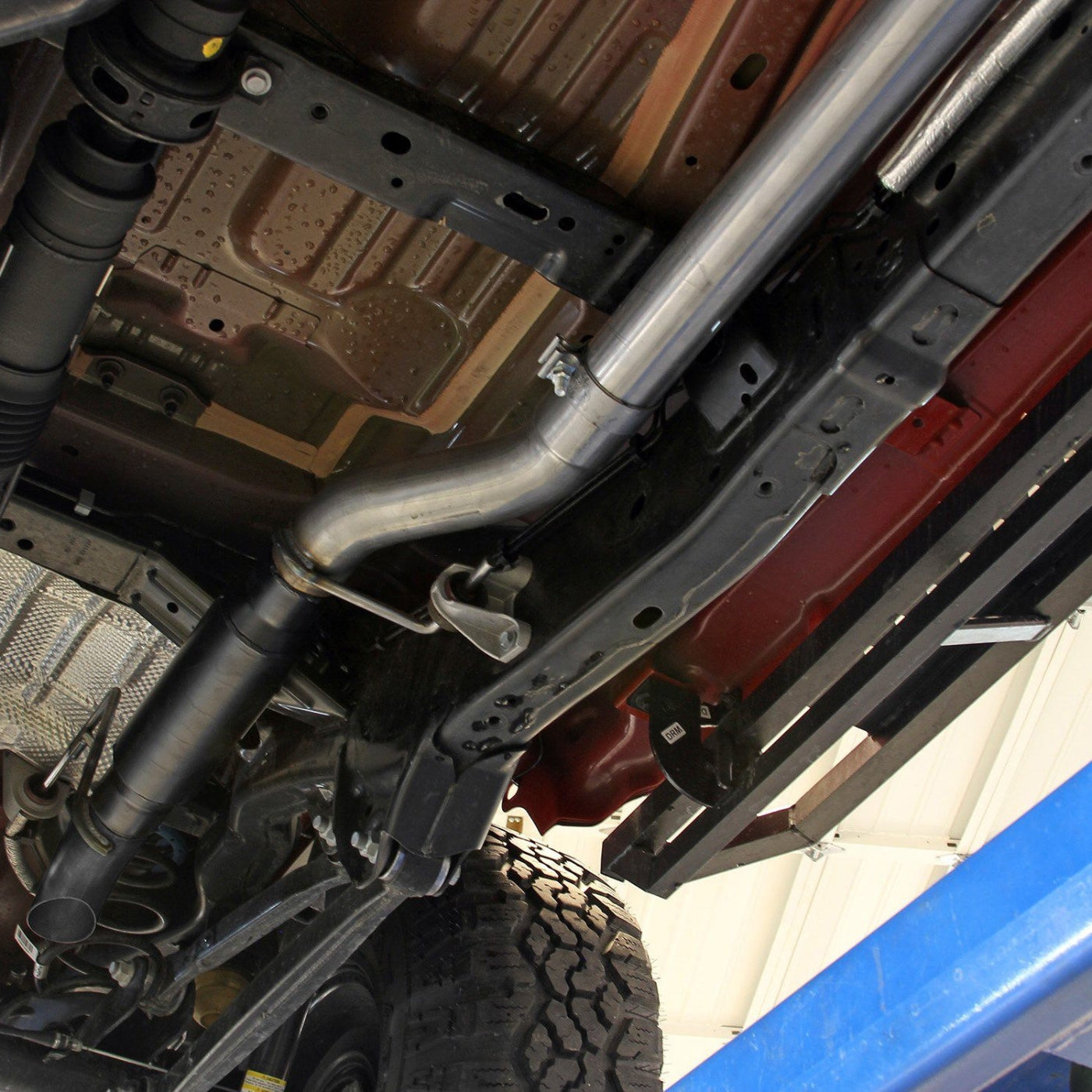 '20-23 Jeep JT 3.6L Flowmaster Outlaw Extreme Cat-Back Exhaust System Display on Vehicle 