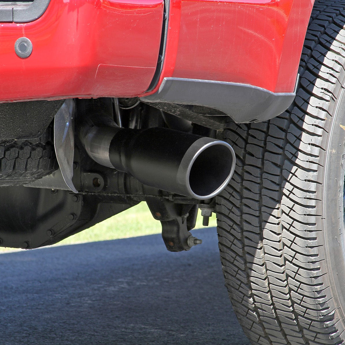 '17-22 Ford F-250/F-350 6.2l/7.3L V8 Flowmaster FlowFX Cat-Back Exhaust System Close-up Display on Vehicle 
