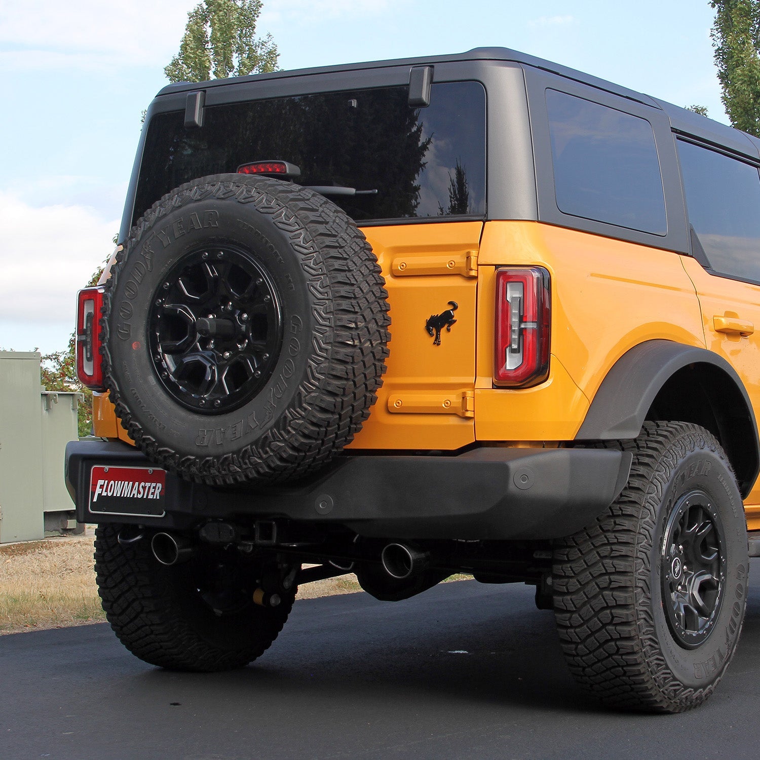 '21-23 Ford Bronco Flowmaster Outlaw Axle-Back Dual Exit Exhaust System Display on Vehicle 