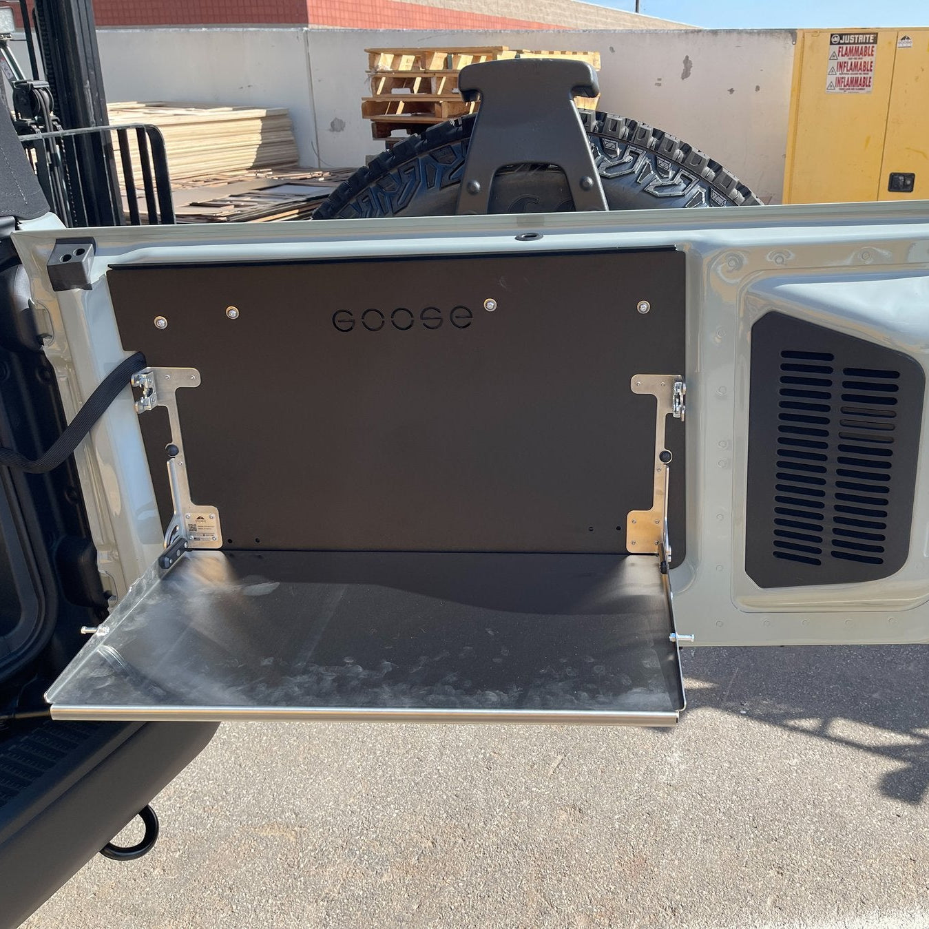 '21-23 Ford Bronco Goose Gear Tailgate Table Display in Vehicle 